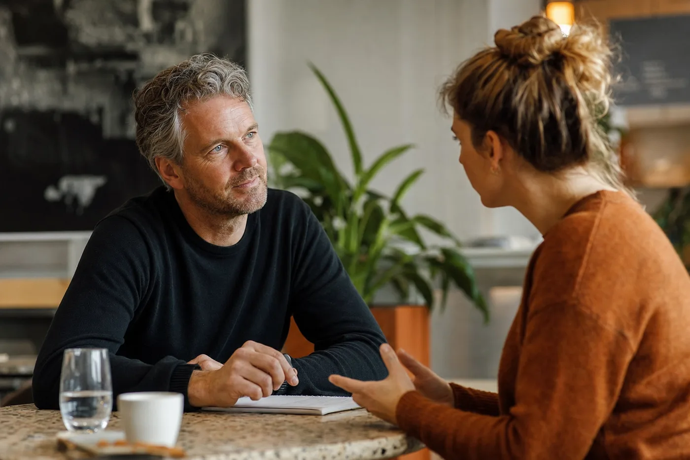 Leidinggevende en medewerker in een rustig gesprek