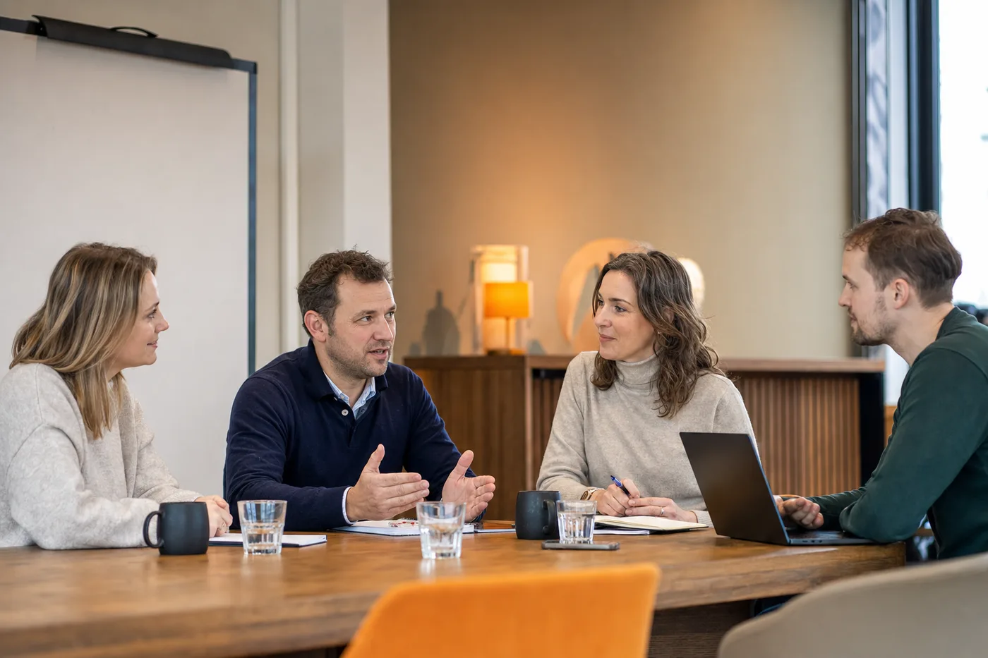 Medewerkers van een organisatie in een werkoverleg