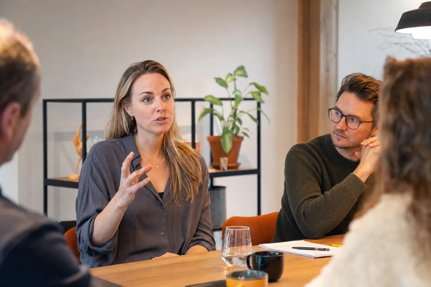 Medewerker geeft rustig en zelfverzekerd een mening in een overleg