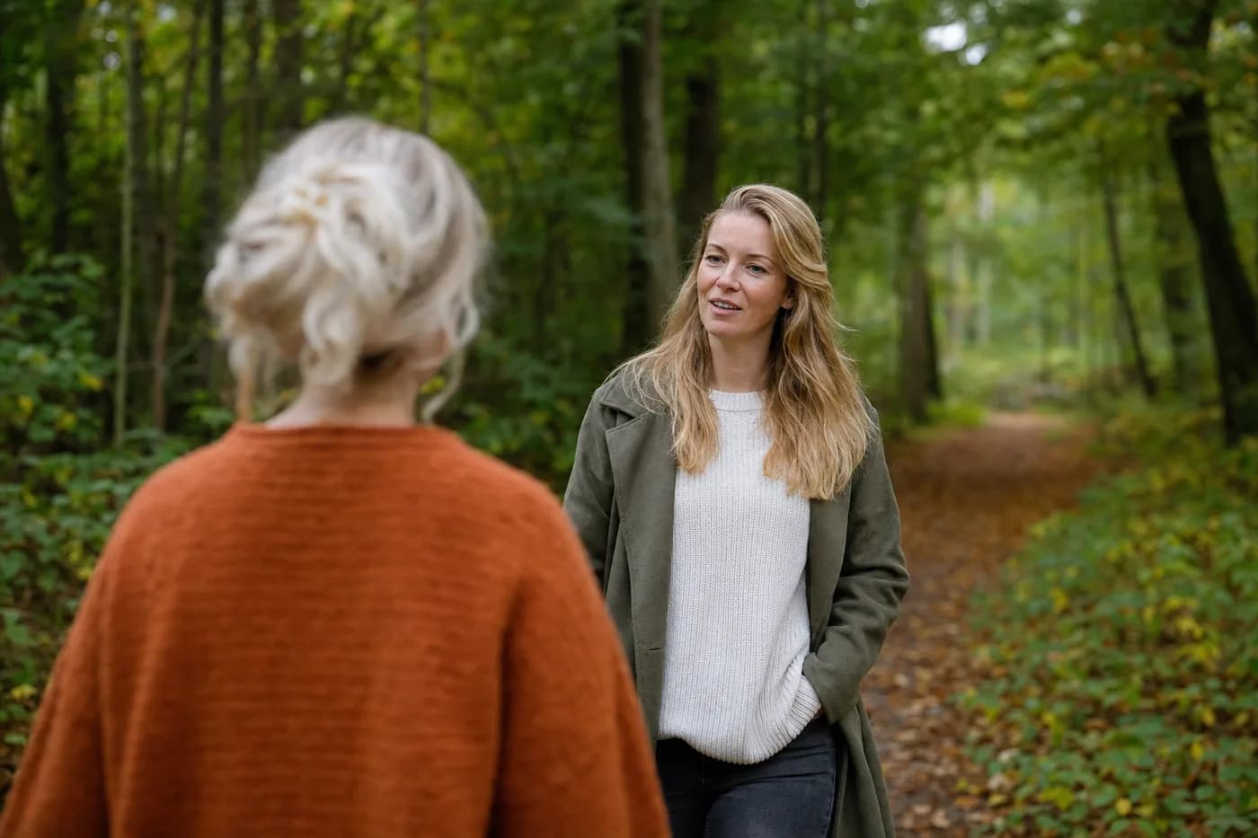 Deelnemer loopt door een bosrijk landschap tijdens een 1-op-1 sessie