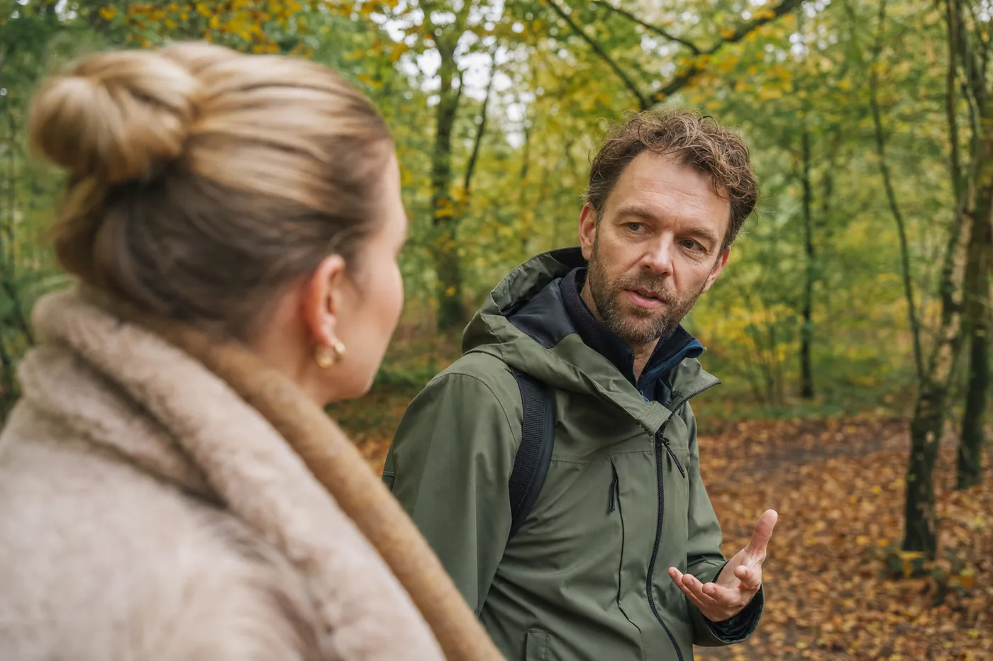 Iemand in gesprek tijdens een persoonlijke sessie in de buitenlucht