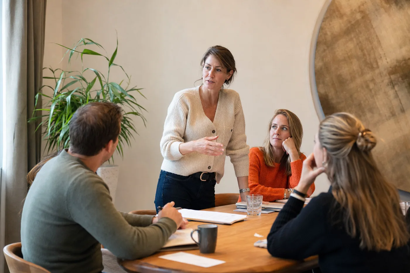Leidinggevende begeleidt het team tijdens een werkoverleg