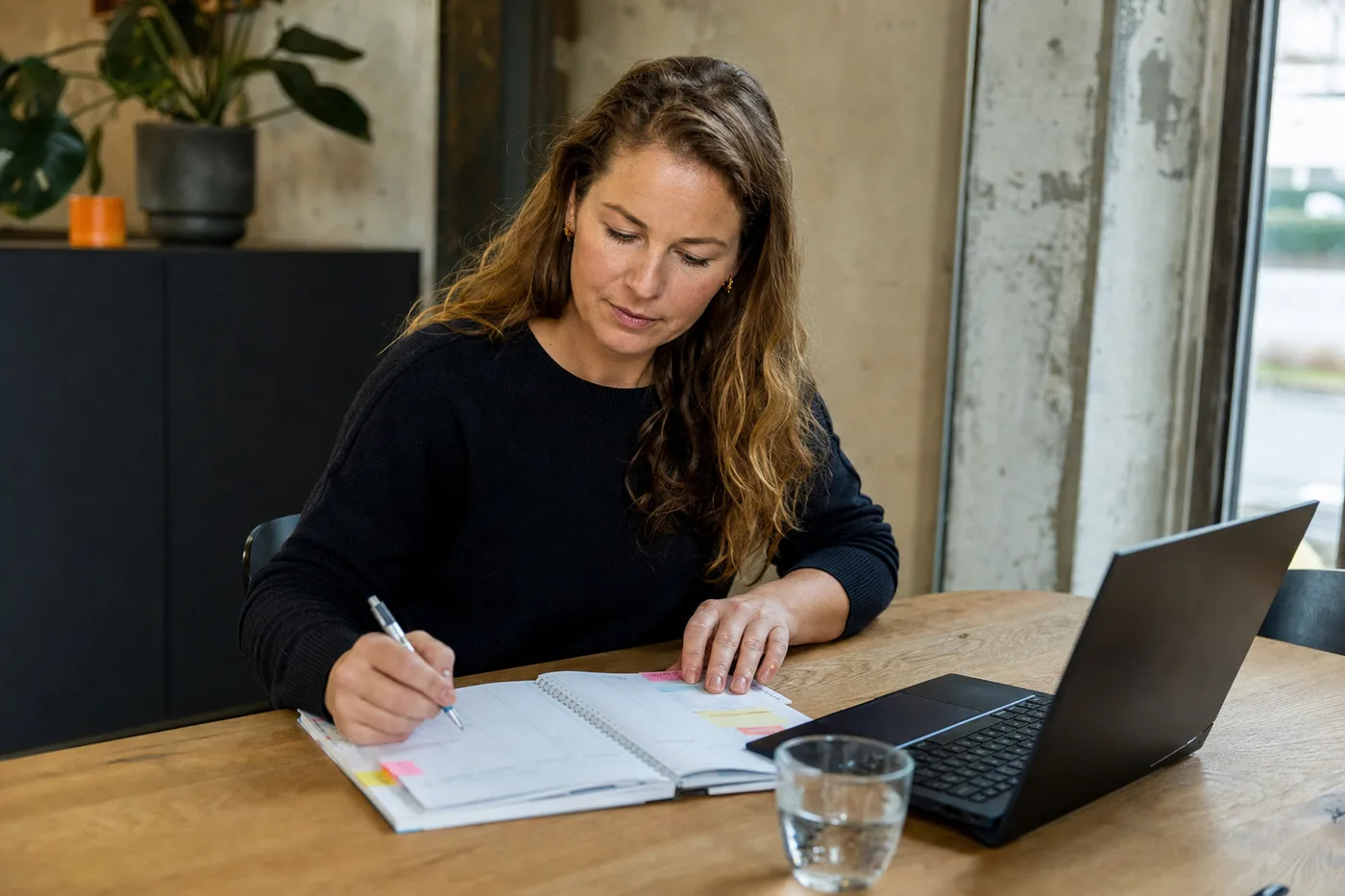 Medewerker plant de week rustig met een overzichtelijke agenda