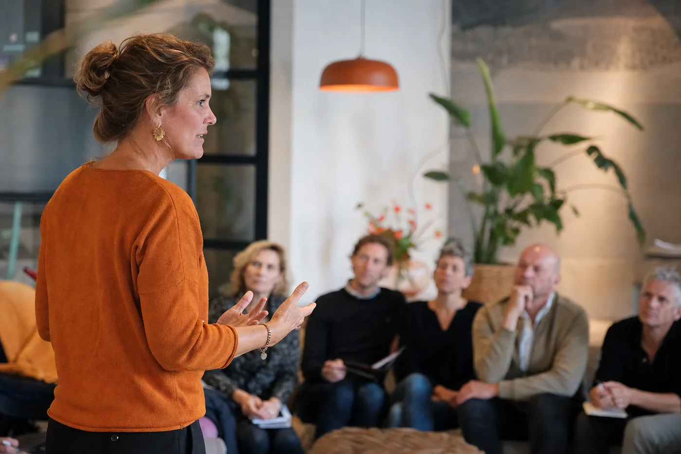 Leidinggevende spreekt het team toe met zelfvertrouwen