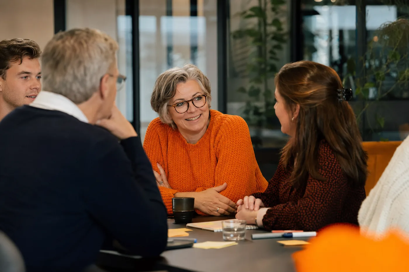 Medewerkers van verschillende leeftijden werken samen
