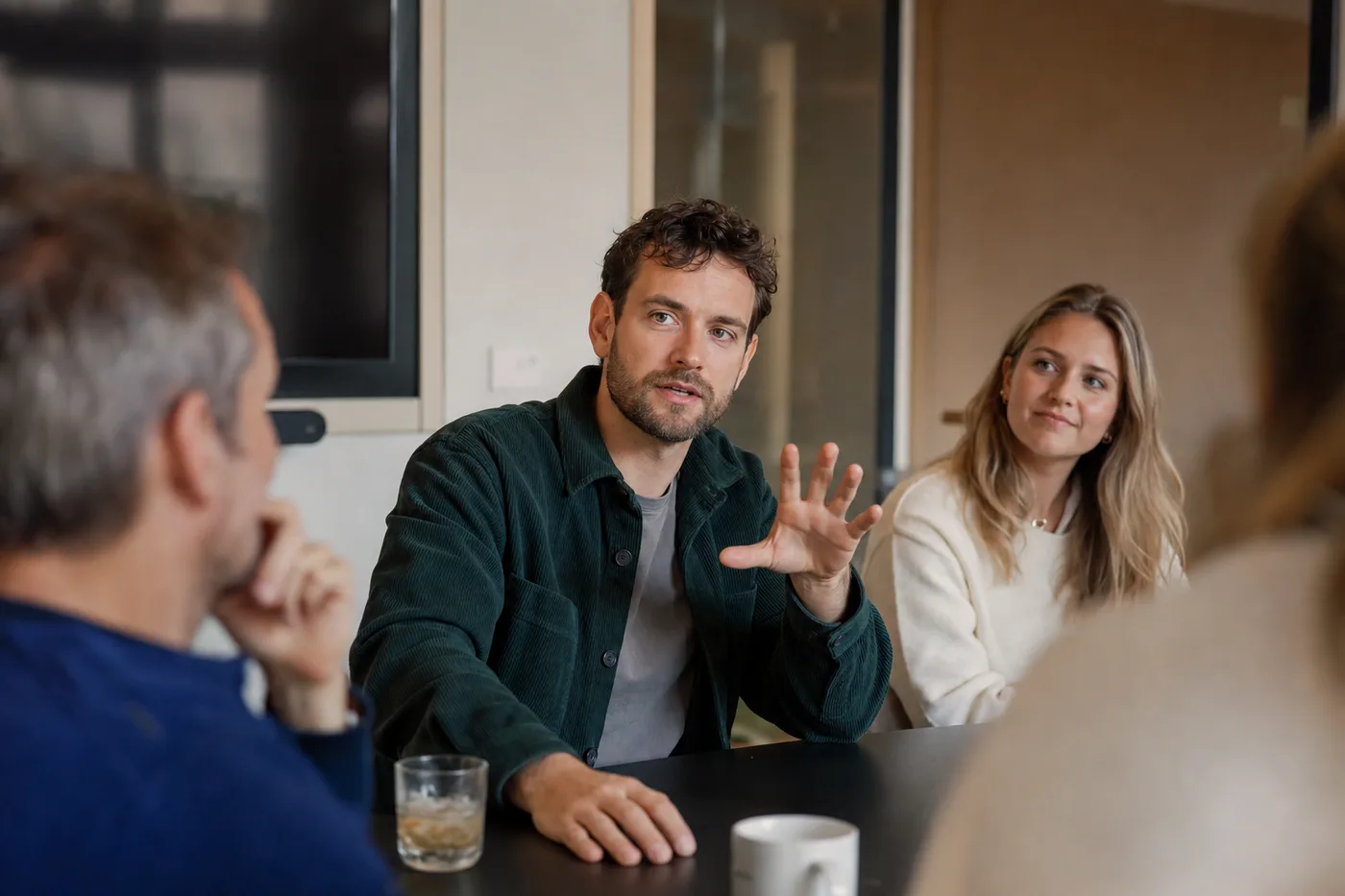 Medewerker neemt het voortouw in een teamoverleg