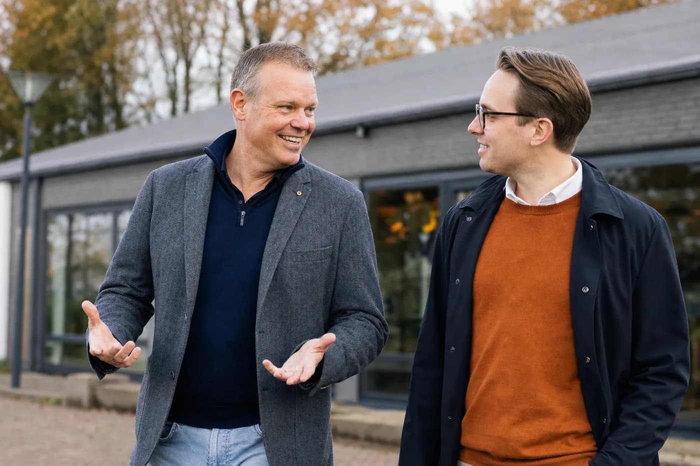 Energieke leidinggevende loopt buiten met een collega