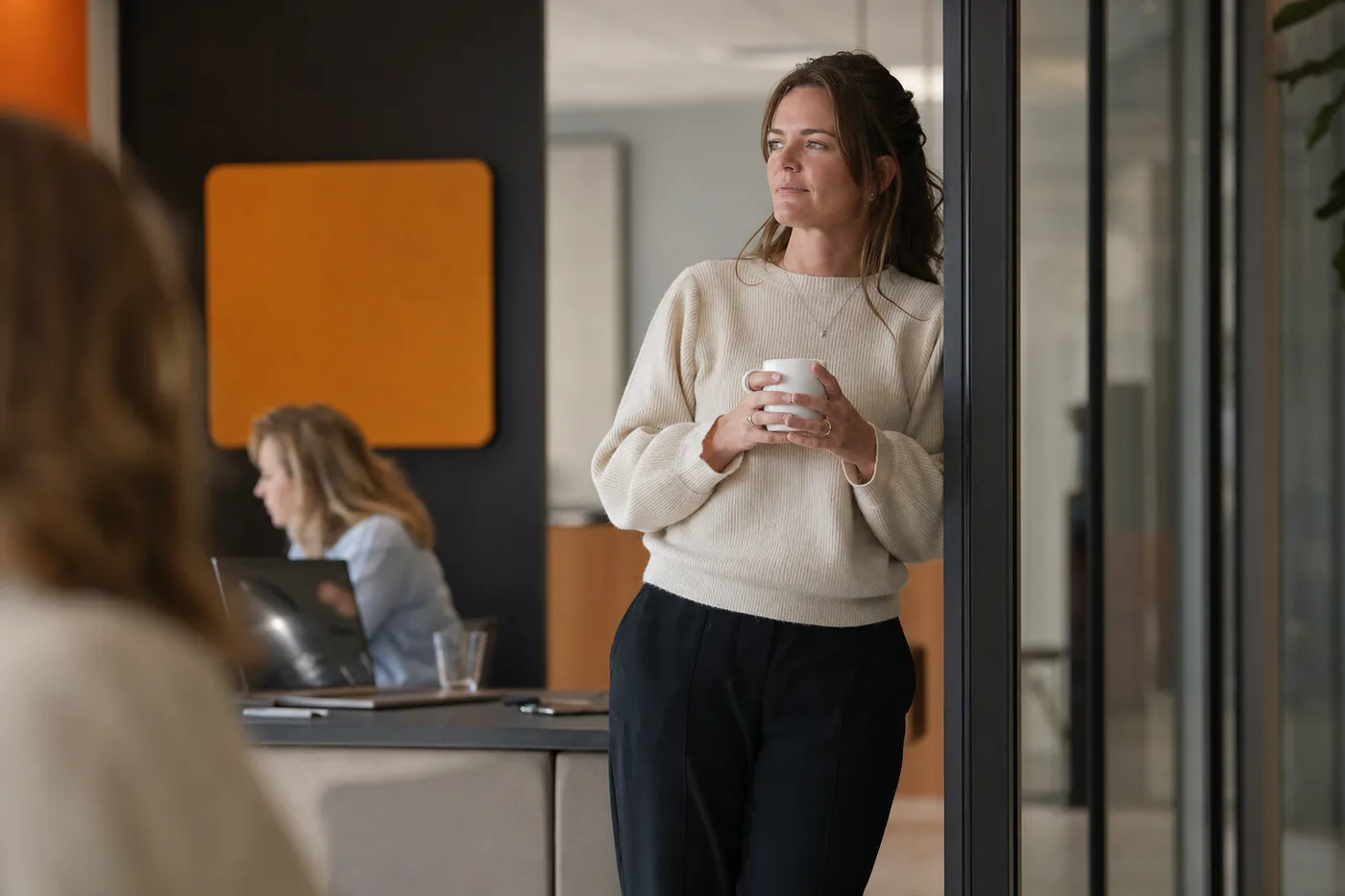 Medewerker neemt bewust even afstand van de werkplek