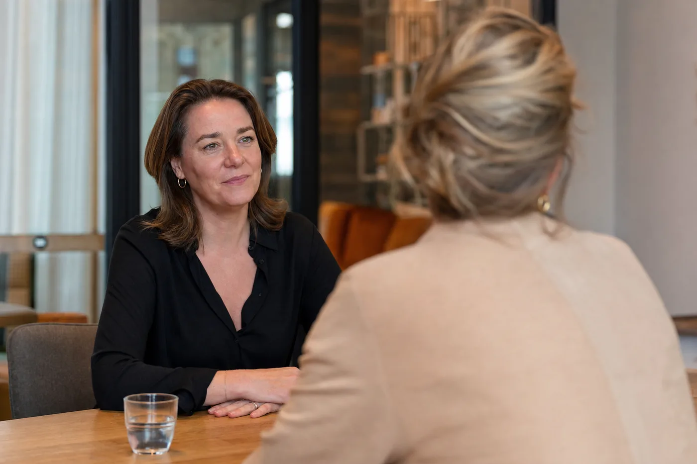 Ervaren medewerker in gesprek met de leidinggevende
