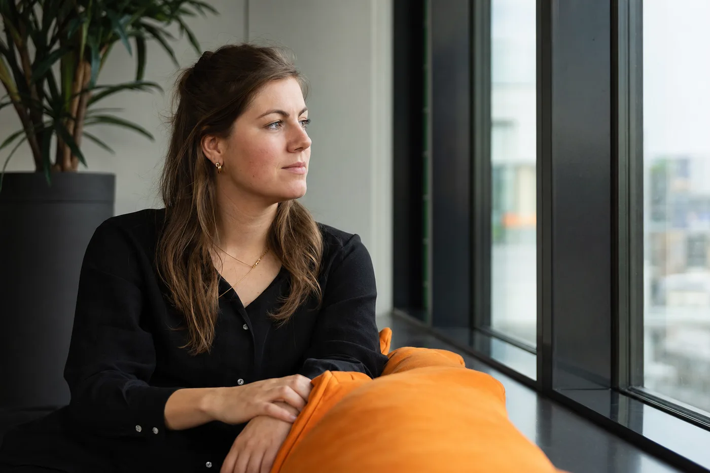 Medewerker neemt een rustig aandachtsmoment bij het raam