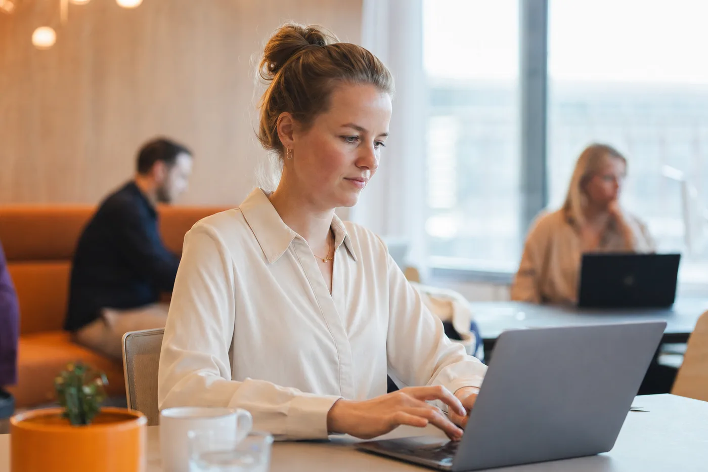 Medewerker werkt rustig en gefocust ondanks een volle agenda