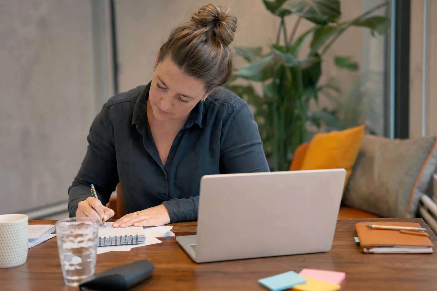 Medewerker werkt overzichtelijk en gefocust aan een takenlijst