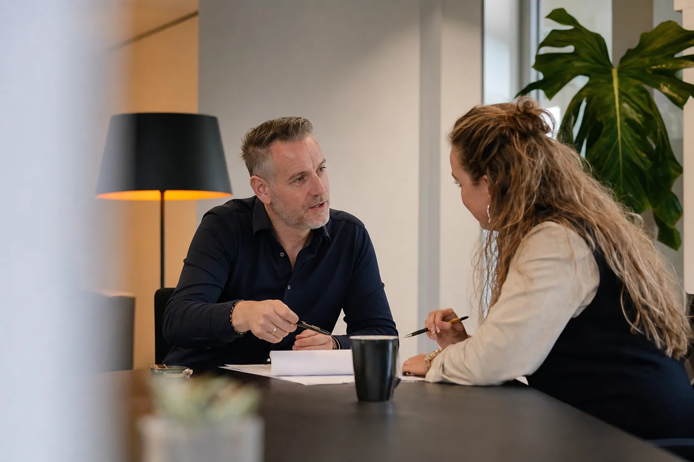 Leidinggevende geeft persoonlijke begeleiding aan een medewerker