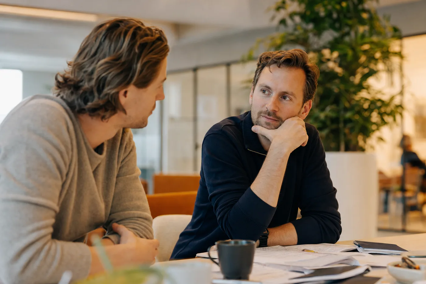 Twee collega's bespreken de taakverdeling binnen hun team