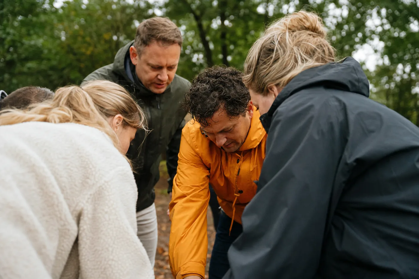 Team werkt samen aan een opdracht buiten in de natuur