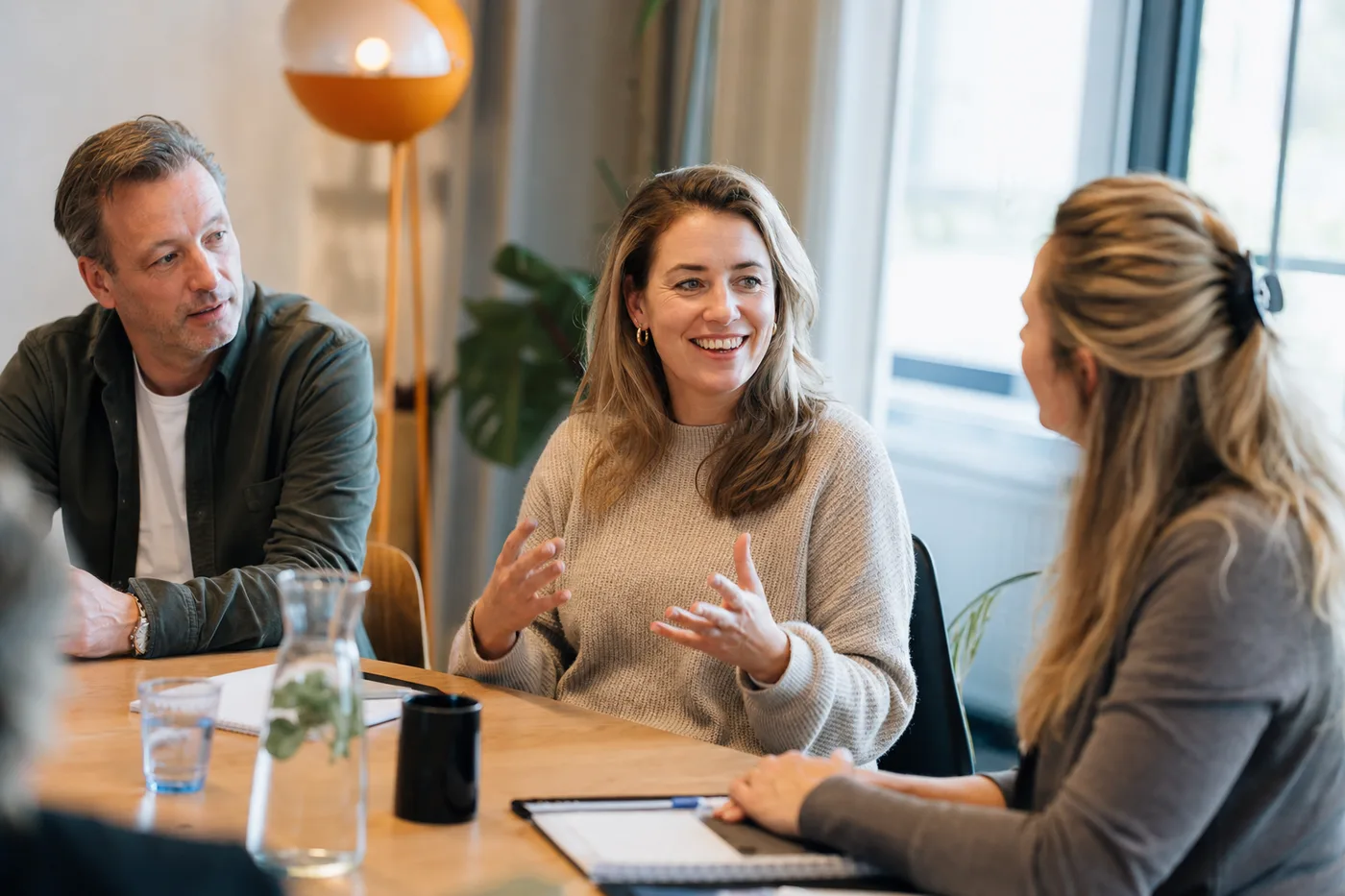 Team bespreekt een organisatieverandering met een open houding
