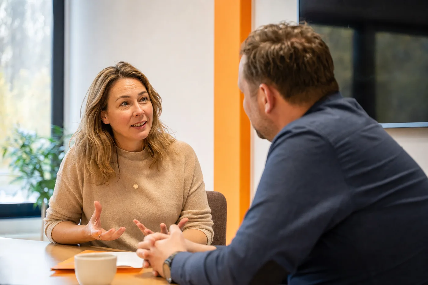 Leidinggevende in een betrokken gesprek met een medewerker
