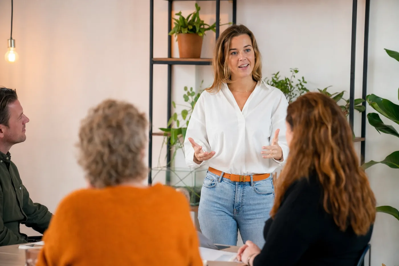 Medewerker presenteert met zelfvertrouwen aan een kleine groep