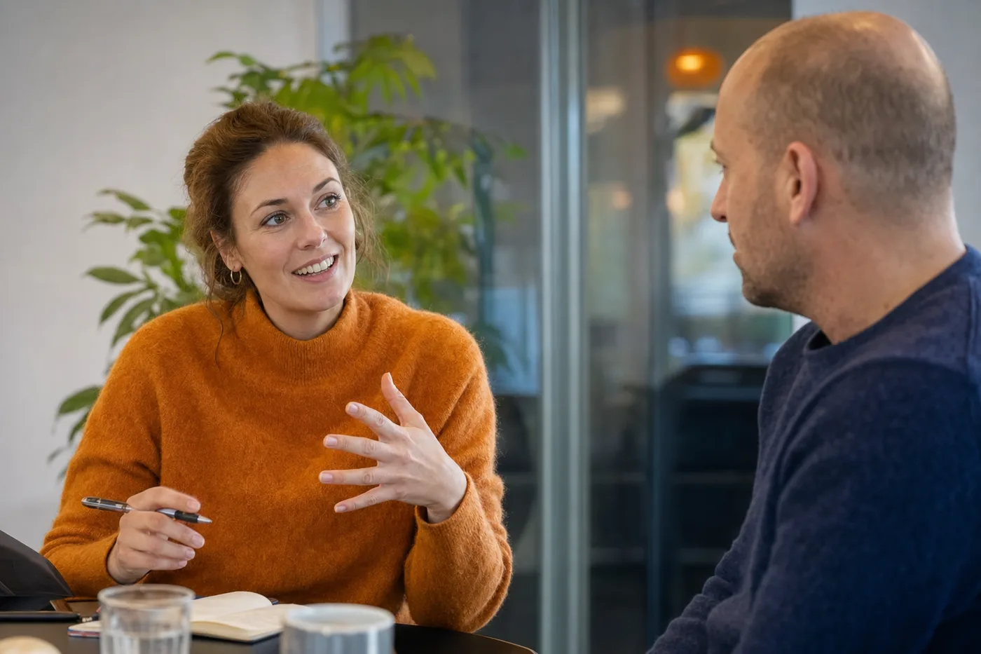 Twee medewerkers in een geanimeerd maar prettig gesprek