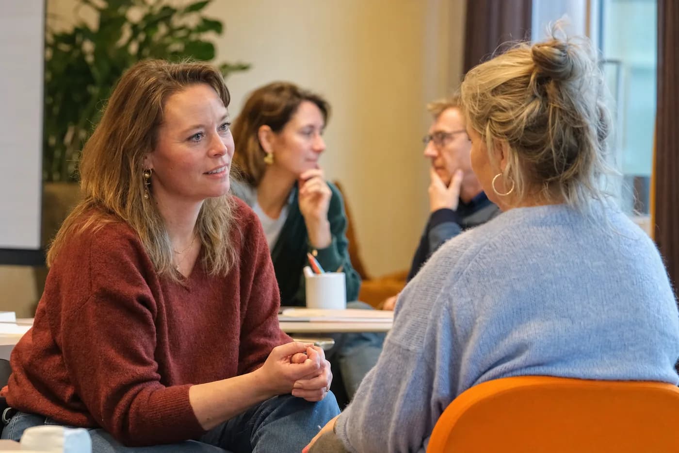 Deelnemers oefenen een gesprekssituatie tijdens een workshop