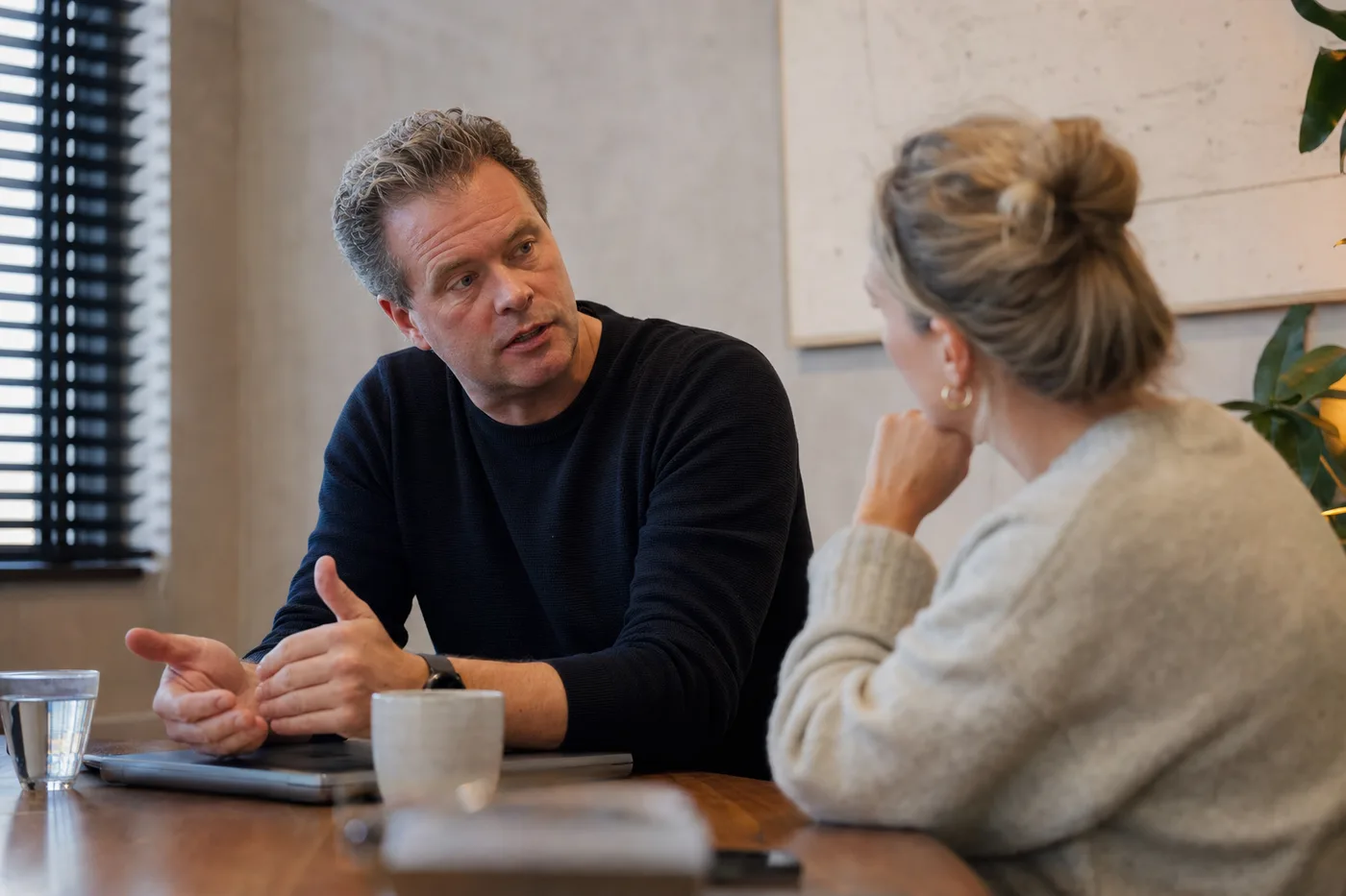 Leidinggevende in gesprek met een medewerker over werkdruk