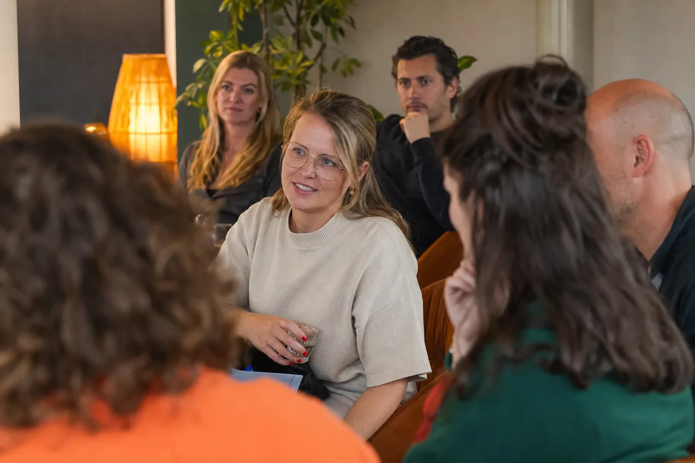 Deelnemers werken actief samen tijdens een workshop