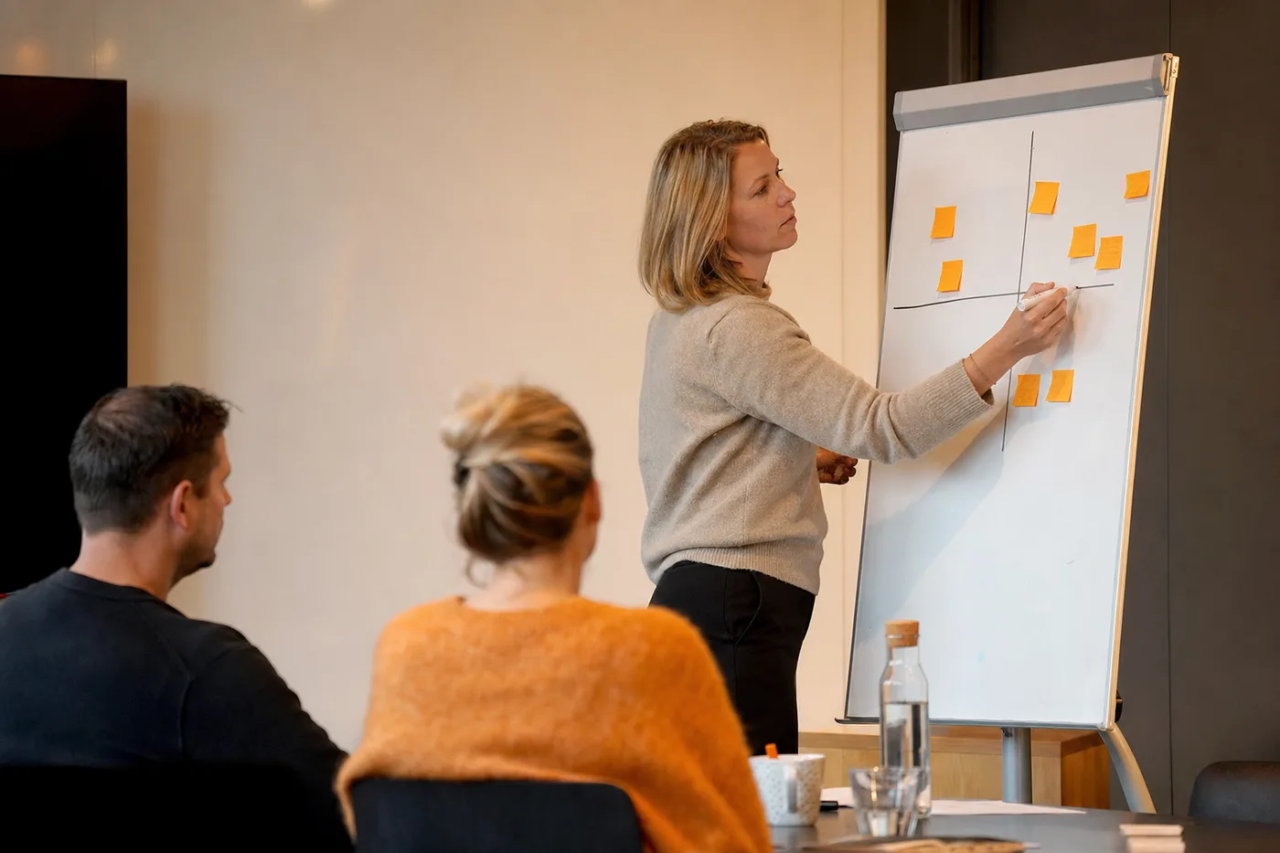 Medewerker maakt overzicht van prioriteiten op een whiteboard